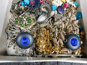 lot 450 image: flat of jewelry