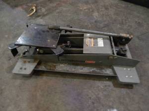 lot 6 image: Pittsburgh 800 Lb. Transmission Jack