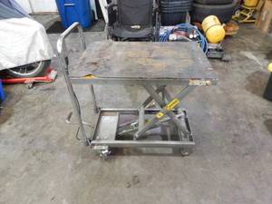 lot 9 image: Pittsburgh Hydraulic Table Cart