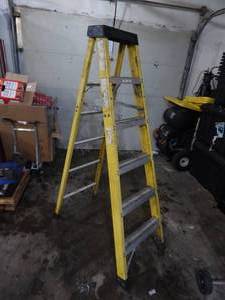lot 28 image: Fiberglass 6 Step Ladder
