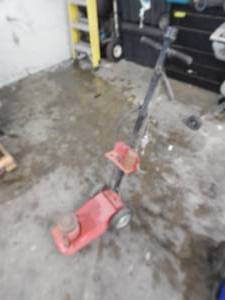 lot 29 image: 22 Ton HydraulicPneumatic Floor Jack Works