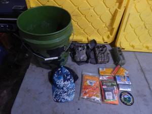 lot 45 image: 3-Game Cameras & Other Hunting Supplies