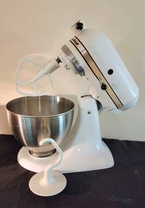 lot 51 image: Variable Speed Kitchenaid Mixer with Attachments