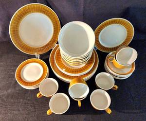 lot 55 image: Vintage Franciscan Discovery Interpace Topaz Oven-Safe Dinnerware Set