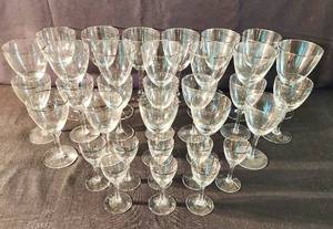 lot 74 image: Vintage Silver Rimmed Dorothy Thorpe Style Beverage Set