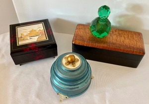 lot 141 image: Fun Vanity Items