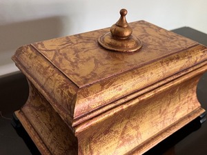 lot 121 image: Lovely Gilded Decorative Dresser Box