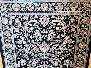 lot 12 image: Beautiful Vintage Area Rug
