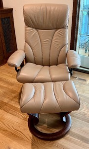 lot 4 image: Ekornes Stressless Leather Chair and Ottoman