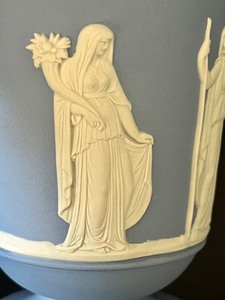 lot 101 image: Vintage Wedgwood Vase