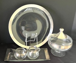 lot 70 image: Coordinating Vintage Dorothy Thorpe Glass Serving Options