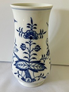lot 93 image: Vintage Meissen Blue and White Design Vase