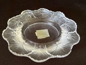 lot 26 image: Lalique Crystal Honfleur Geranium Leaf Bowl