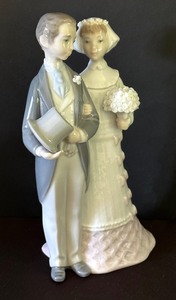 lot 83 image: Lladro Wedding Figurine