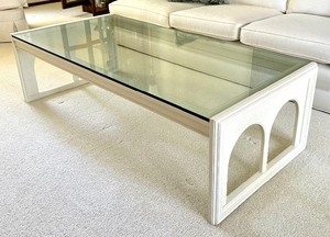 lot 21 image: Vintage Elegant Coffee Table