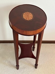 lot 34 image: Elegant Accent Table by Hekman