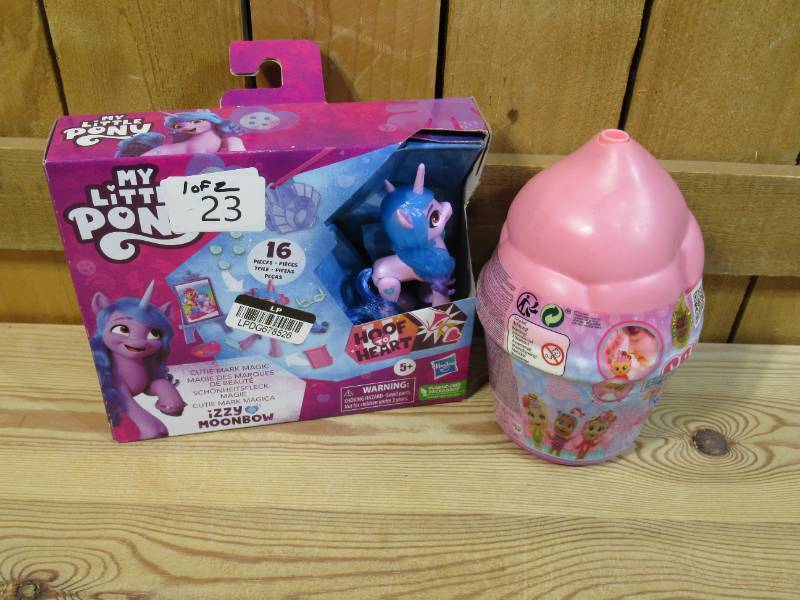 Squishmallows Squishville Cinema Deluxe Play Scene Medium Soft Playset