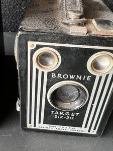 lot 32 image: 4 Vintage Brownie Kodak Cameras