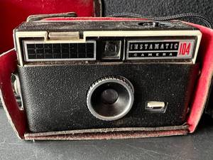 lot 34 image: Vintage Kodak Cameras Instamatic, Kodex