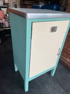 lot 96 image: Vintage Metal Cabinet