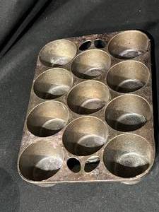 lot 85 image: Griswold Cast Iron Muffin Pan, Frying pan, Corn on Cob and Rosette Iron