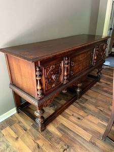 lot 114 image: Antique Buffet (Matches lot 113)