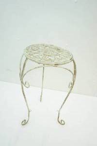 lot 14 image: Plant stand