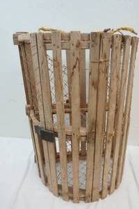 lot 17 image: Crab cage
