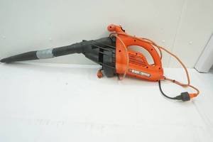 lot 22 image: Black and decker blower