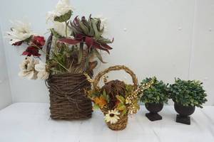 lot 25 image: decor
