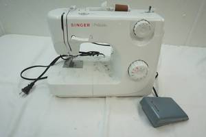 lot 58 image: Singer Prelude sewing machine