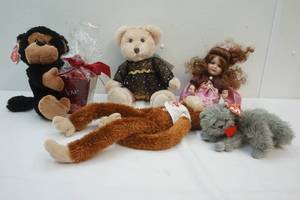 lot 136 image: Childrens Stuffed Animals