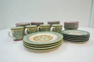 lot 140 image: Home Trends Dish Set