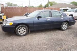 lot 1 image: Lincoln Signature Series Touring Sedan Town Car