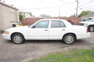 lot 3 image: Ford Crown Victoria LX