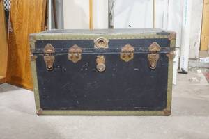 lot 305 image: vintage travelers chest