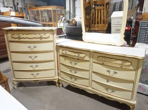 lot 313 image: dresser set