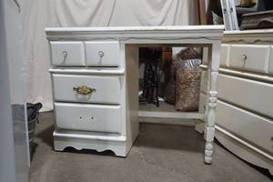 lot 319 image: makeup desk