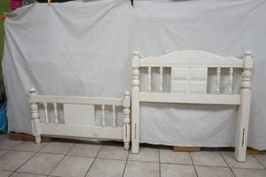 lot 326 image: twin bed frame and headfoot boards