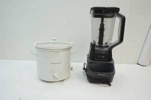 lot 334 image: Crock pot and Food Chopper