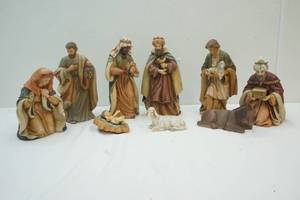 lot 355 image: Nativity Scene Set