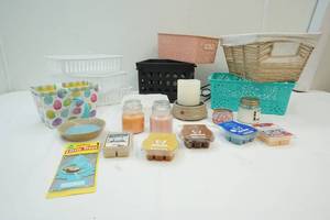 lot 398 image: Small Storage Containers