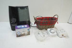 lot 404 image: Honeywell Humidifier
