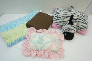 lot 413 image: Blankets
