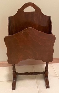 lot 208 image: Vintage Wooden Literature Storage Stand
