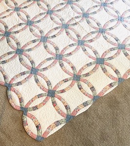 lot 216 image: Quaint Circular Patterned Quilt