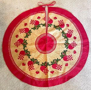 lot 231 image: Scandinavian Holiday Decor