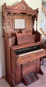lot 12 image: Antique Chicago Cottage Pipe Organ
