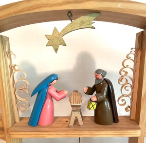 lot 248 image: Erzgebirgische Volkskunst Arched Wooden Candle Holder Nativity Scene