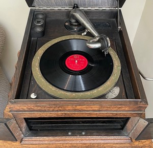 lot 251 image: Antique Victrola Phonograph